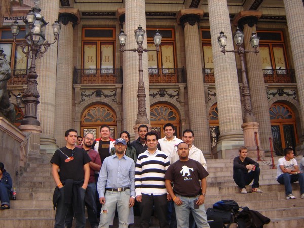 De arriba a abajo y derecha a izquierda: Carlos, Andres, Leo, Daniel, Fernando, Rey, Jesus, Franco, Abraham, Zuly